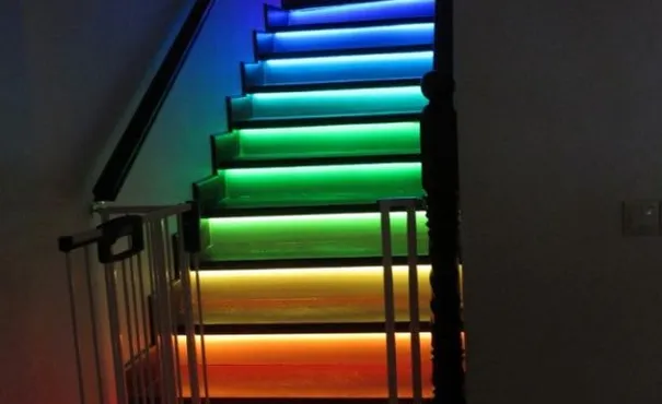 Динамическая многоцветная светодиодная подсветка лестницы